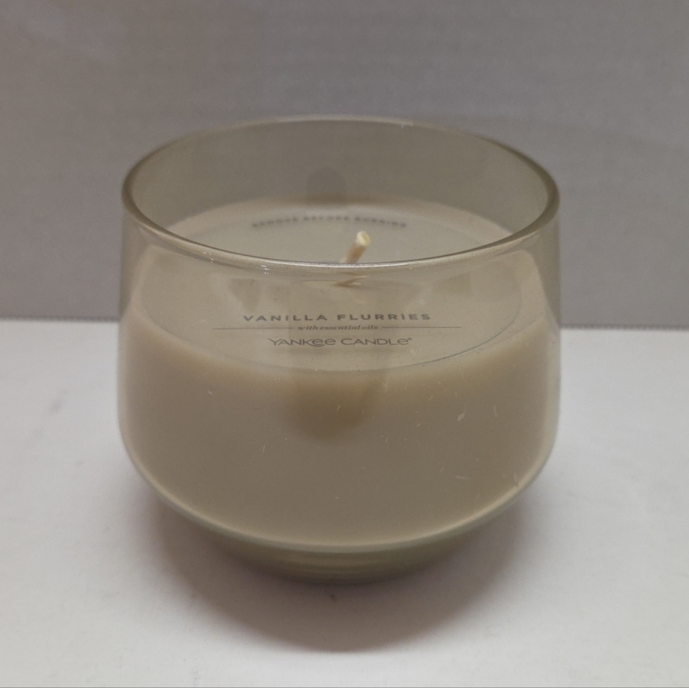 Yankee Candle Vanilla Flurries 10 Oz. Single Wick Glass Jar Candle